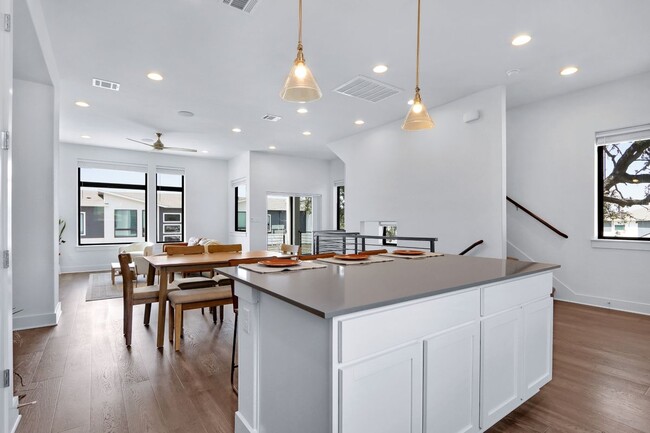 Building Photo - 2050 Lohmans Spur
