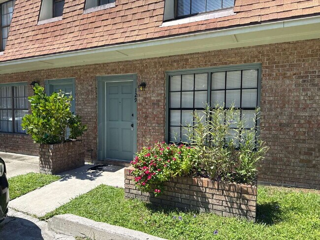 Primary Photo - Newly Renovated 2 bedroom Townhouse