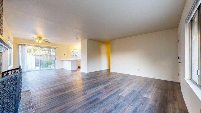 Building Photo - Bright 4 Bedroom 2 Full Bathroom Home with 2 Car Garage!