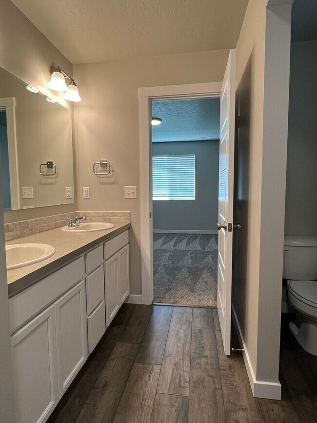 Building Photo - Newer 3 bed 2 bath with a home office just...