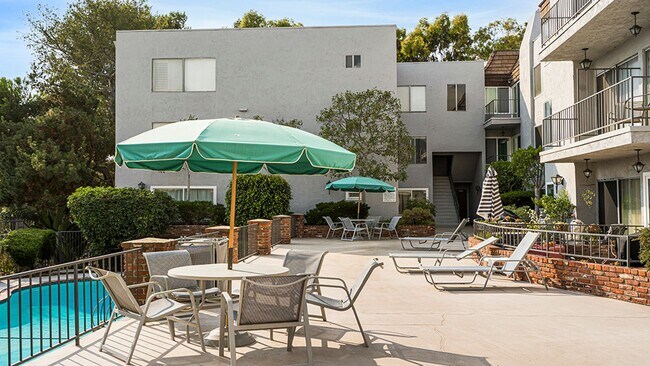 Building Photo - Luxury Penthouse Newly Renovated 1 Bed + D...