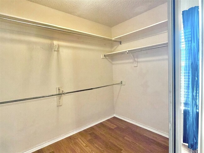 Building Photo - 2633 Bauer Dr