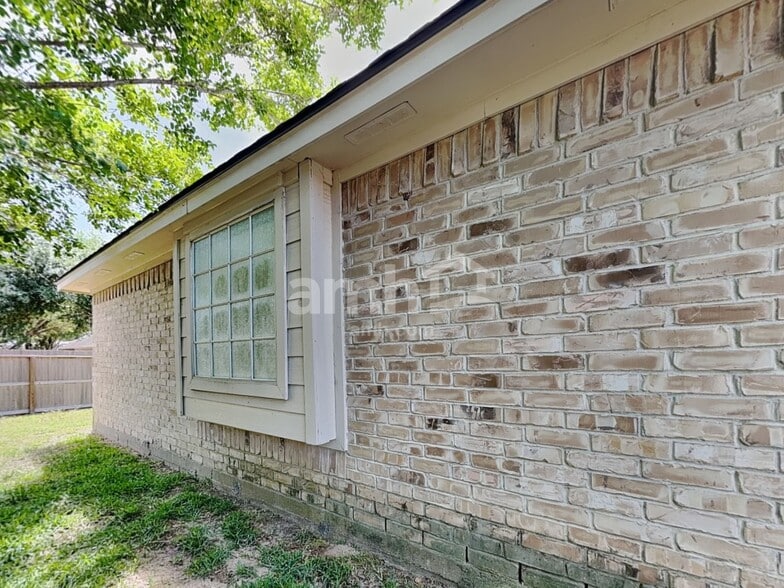 Building Photo - 17302 Lonesome Dove Trl