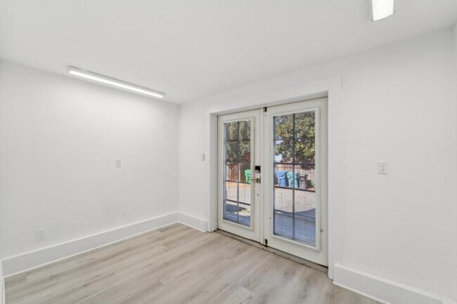 Building Photo - 2 bedroom in Seattle WA 98117