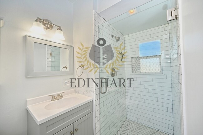 Building Photo - 5568 N Millbrook Ave