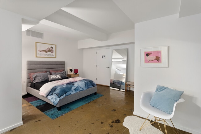 Building Photo - 1019 N Wolcott Ave