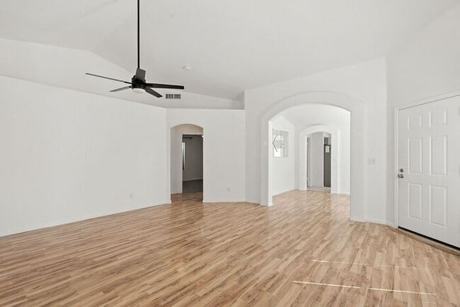 Building Photo - Great single family home!