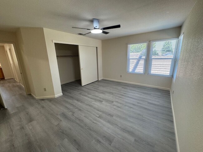 Building Photo - Gorgeous updated gated community unit!