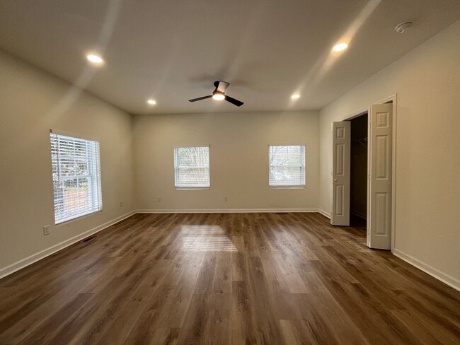 Building Photo - Newly Remodeled!