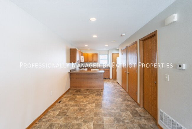 Building Photo - 827 Hawkeye Dr