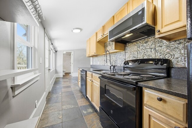 Building Photo - 209 W Shadburn Ave