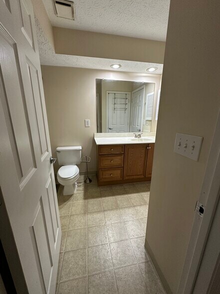 Building Photo - 7043 Muirfield Dr
