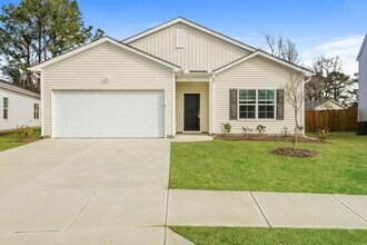 Building Photo - Beautiful 3 Bedroom Home with Large Yard