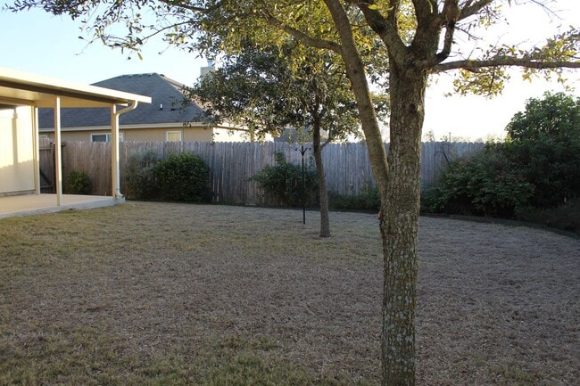 Building Photo - 4 BEDROOM, EASY COMMUTE