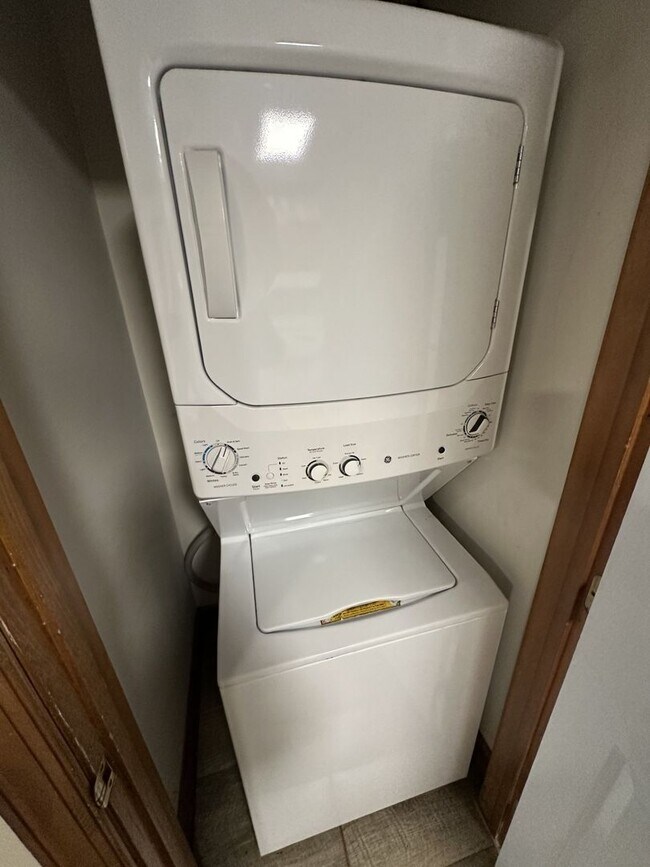 Building Photo - 2 Bedroom 2 Bathroom Condo!