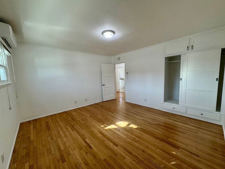 Building Photo - 6122 S Fairfax Ave