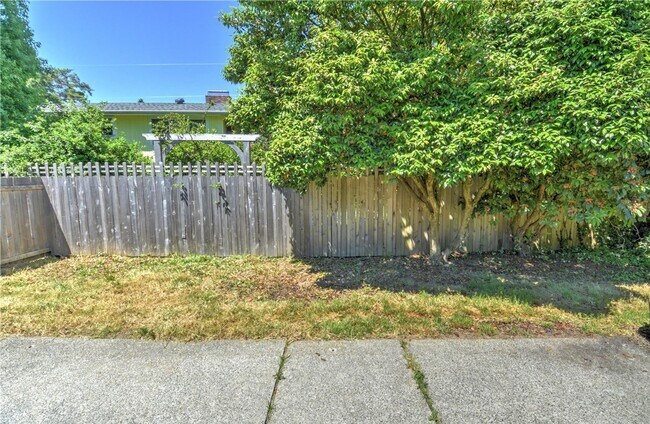 Building Photo - Desirable west side location! 2 bed/ 1.75 bath. Olympia school district