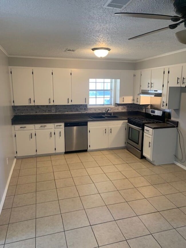 Building Photo - Renovated 3 Bedroom 1 Bath Home for Rent!