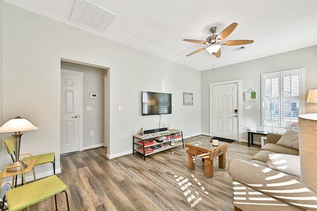 Building Photo - 5008 Avenue O 1/2