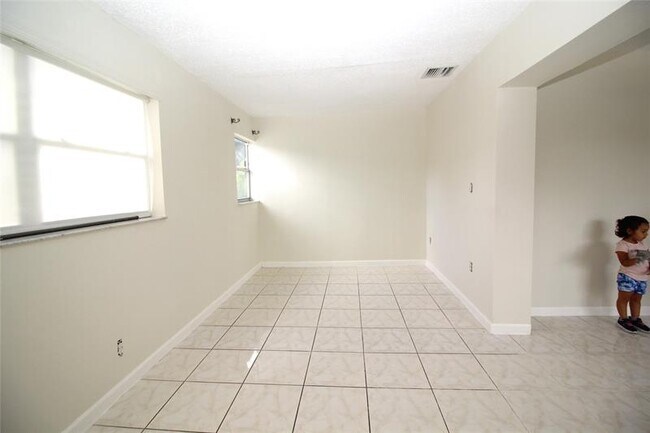 Building Photo - 3910 SW 61st Ave