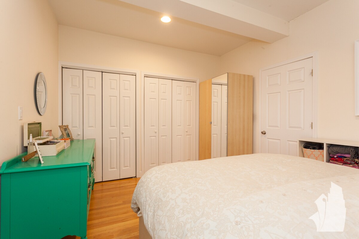 Building Photo - 3750 N Wilton Ave