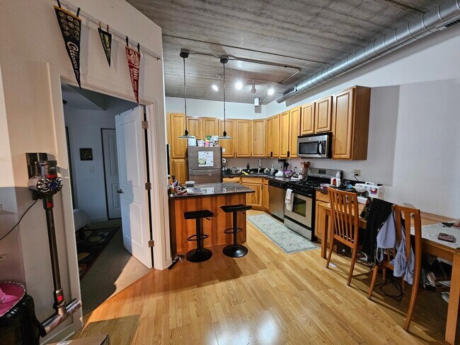 Building Photo - 1228 W Monroe St