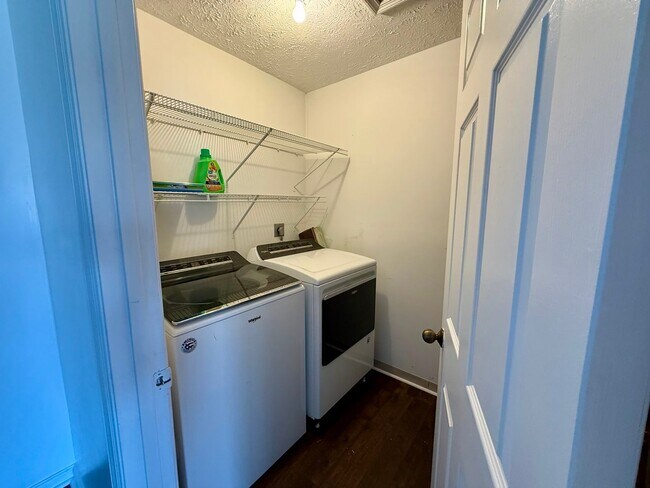 Building Photo - Gorgeous 1 Bed, 1 Bath in Hilliard