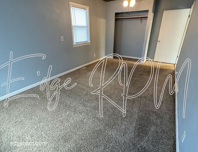 Building Photo - 4 bed/2 bath with 2nd Living room!