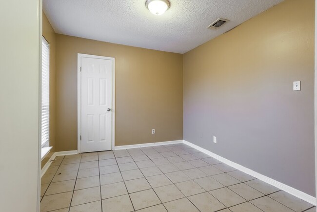 Building Photo - 2215 Hazyknoll Ln