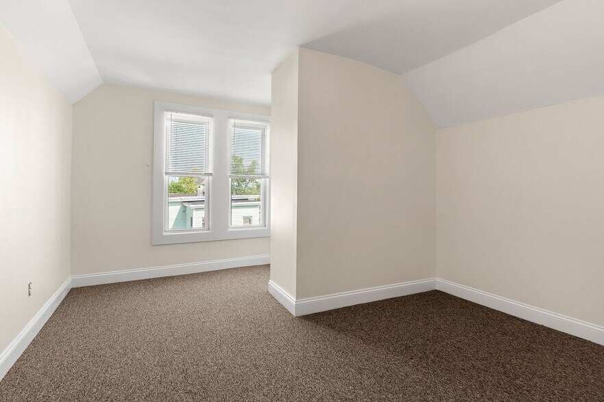 Building Photo - 79 Shaw St