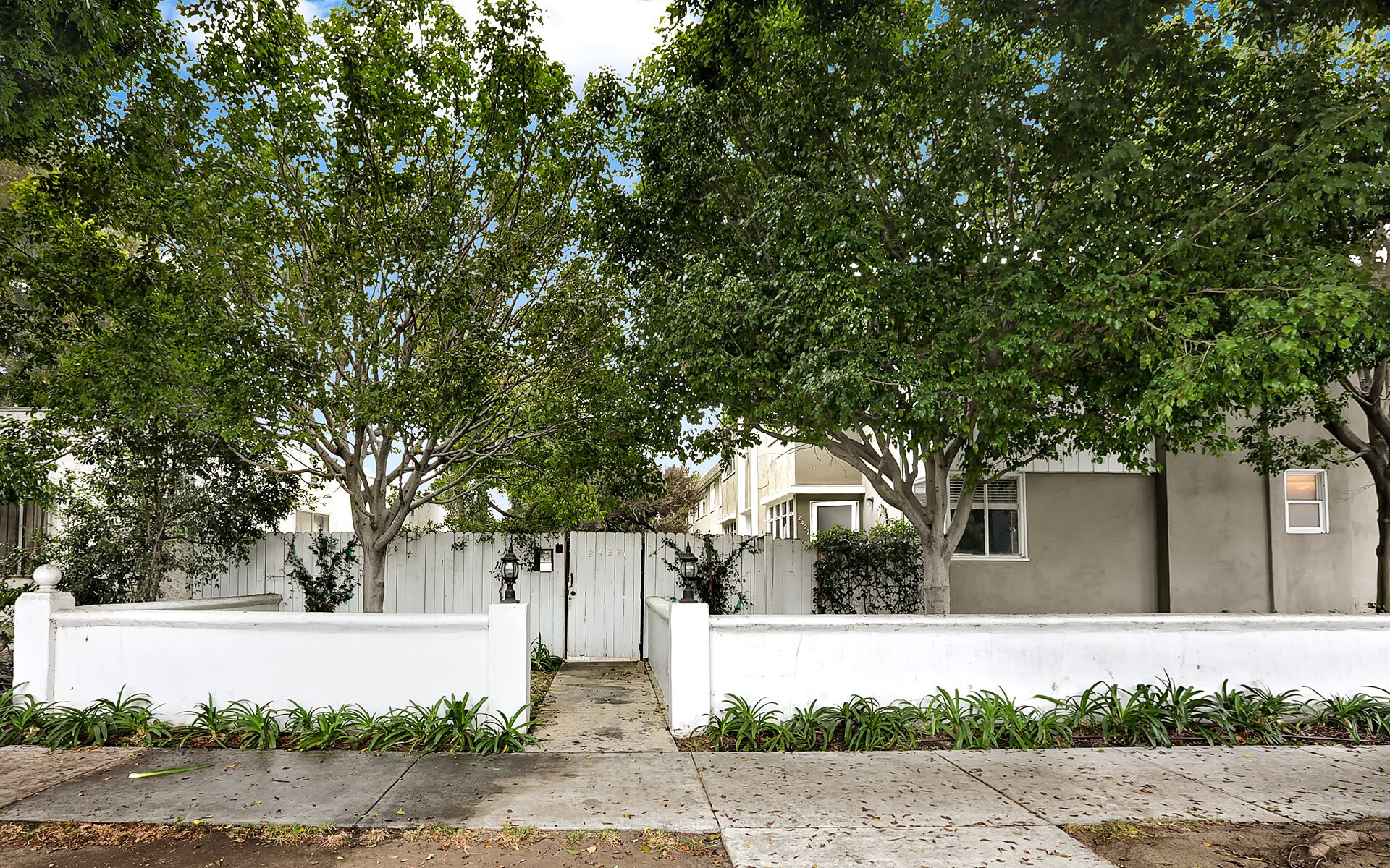 Building Photo - 2427 Centinela Ave