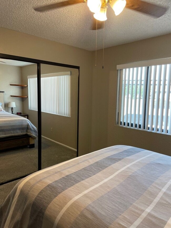 Building Photo - Furnished, ground floor unit! Move in ready.
