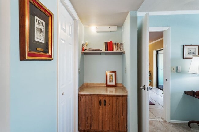 Building Photo - 2 Bed 2 Bath waterfront Condo