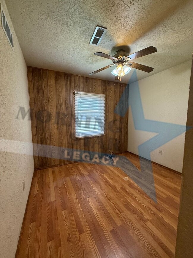 Building Photo - Cute 3-Bedroom with Large Backyard!