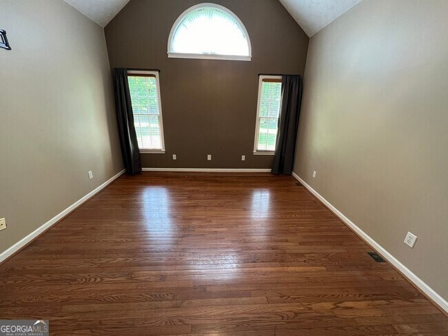 Building Photo - 300 Wisteria Way