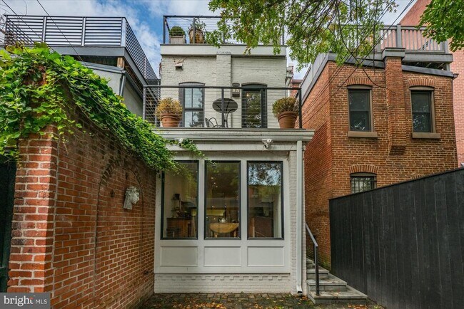 Building Photo - 1524 Swann St NW