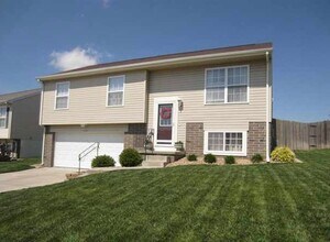 Building Photo - Spacious Millard Living with a Backyard You’ll Love