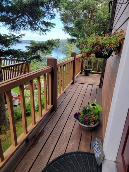 A deck adds much enjoyment - 1010 Steller Way