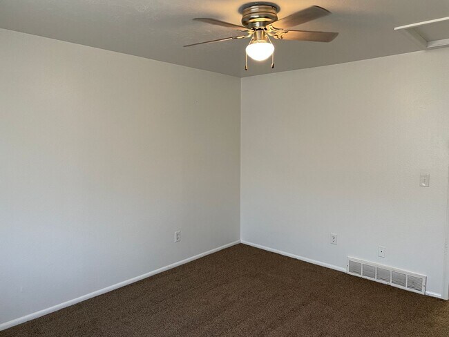 Building Photo - 3-Bedroom 1.5 Bath Twin-Home