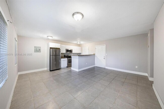 Building Photo - 1960 NE 161st St