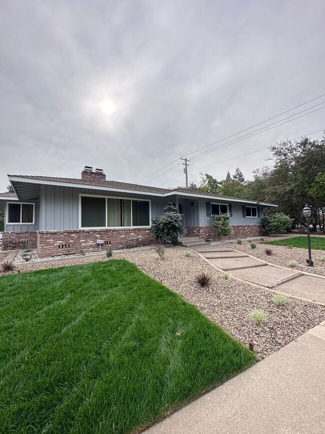 Building Photo - Gorgeous 3 bed 2 bath! (Please read entire ad before showing)