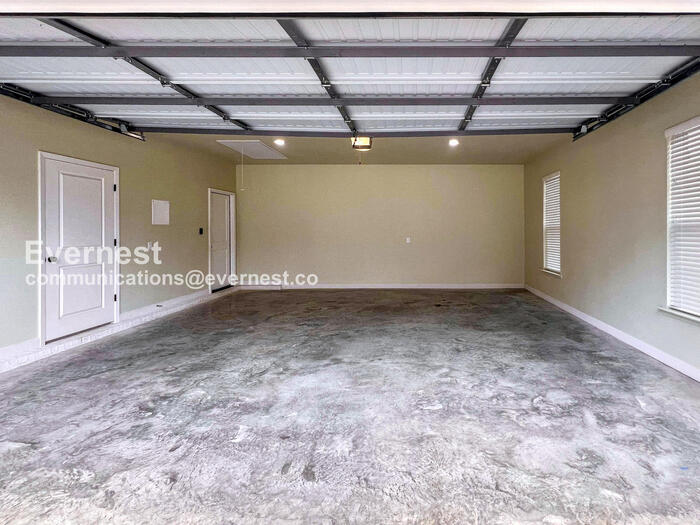 Building Photo - 613 Creekside Cove