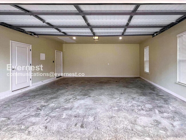 Building Photo - 613 Creekside Cove