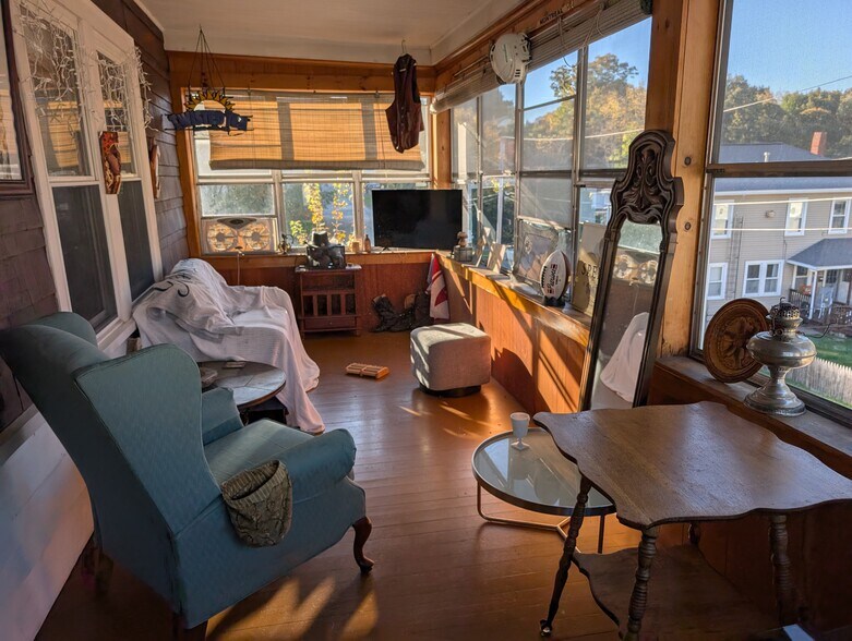 Front 3 seasons room - 8 Valley St