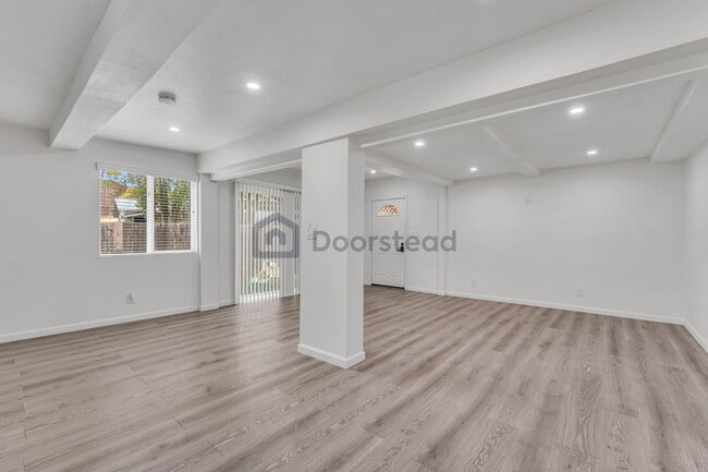 Building Photo - 551 Hichborn St