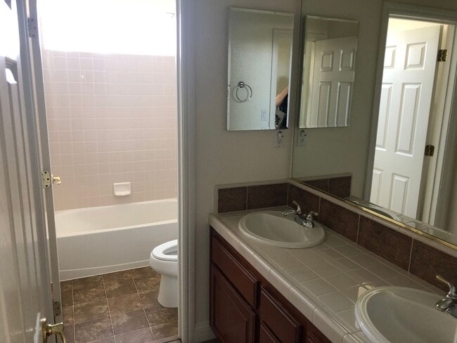 Building Photo - Well Maintained Stoneridge West Village Home!