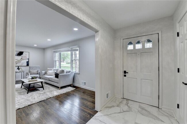 Building Photo - 1450 Cedarhurst Dr