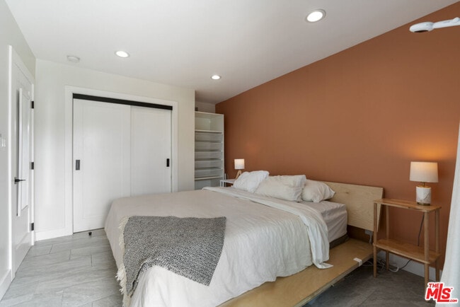 Building Photo - 3923 Fernwood Ave