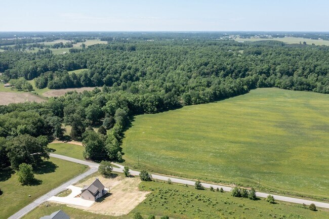 Building Photo - 37 Lakeview Dr