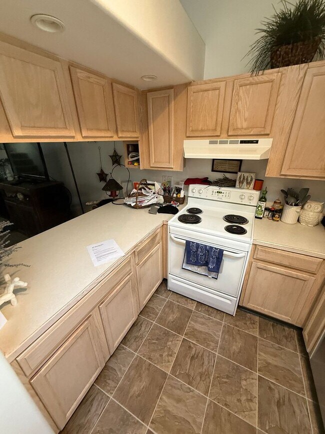 Building Photo - Conveniently Located 1 Bed/1.5 Bath Apartment - NE Bend